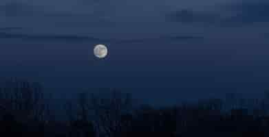 Photo gratuite pleine lune dans le ciel sombre au lever de la lune