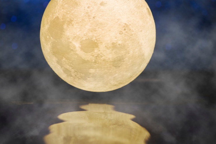 Photo gratuit pleine lune près de la rivière avec texture de superposition de brume