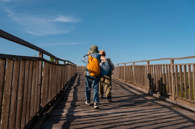 Pleine photo d'enfants explorant l'environnement naturel