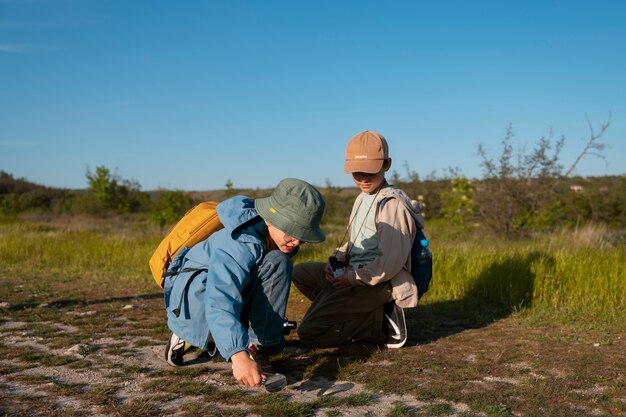 Pleine photo d'enfants explorant l'environnement naturel