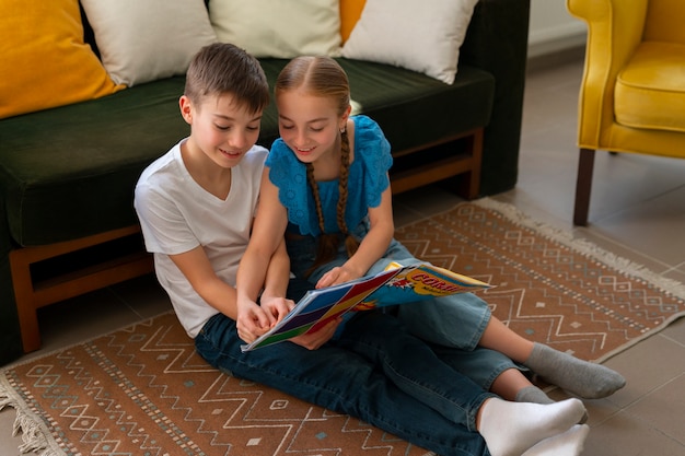 Pleine photo d'enfants lisant des bandes dessinées à l'intérieur