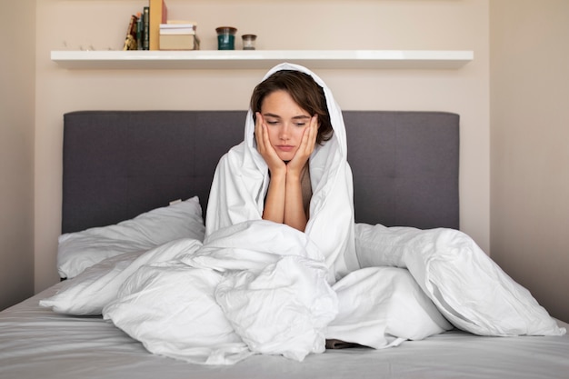 Pleine photo femme aux prises avec l'anxiété à la maison