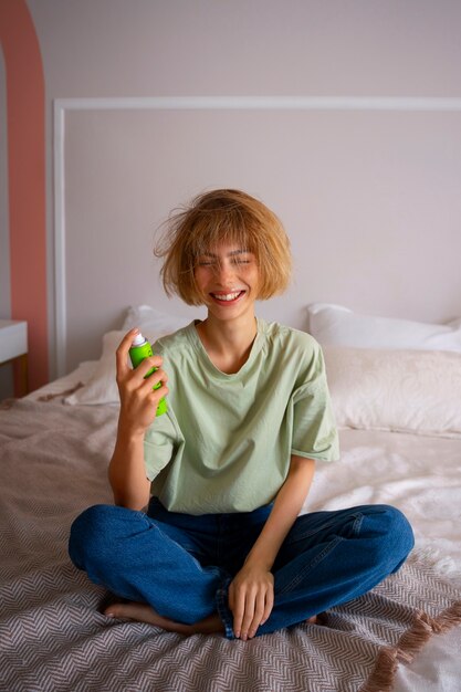 Pleine photo femme utilisant du shampoing sec à la maison