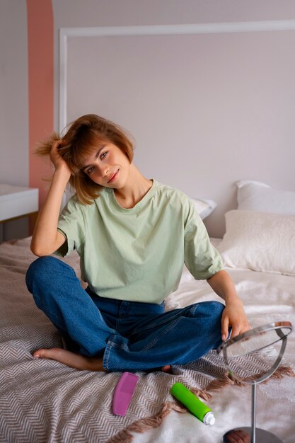 Pleine photo femme utilisant du shampoing sec à la maison