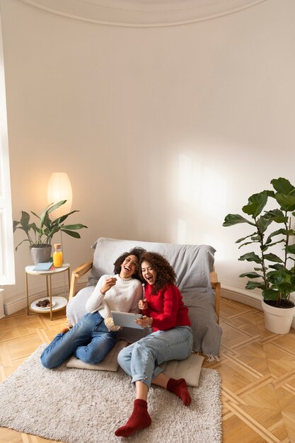 Pleine photo de femmes regardant des films