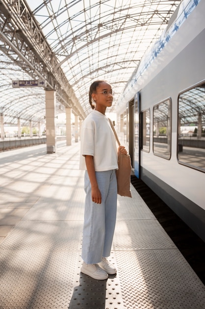 Pleine photo fille voyageant en train