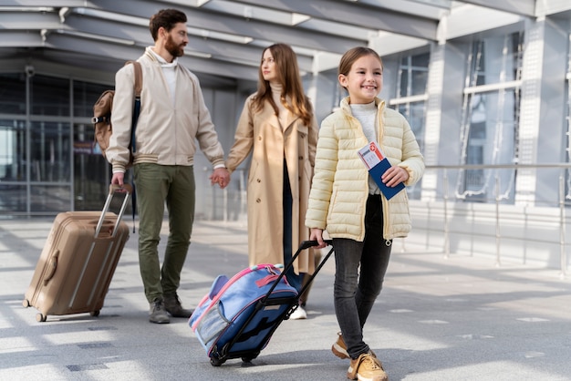 Pleine photo parents et enfant voyageant