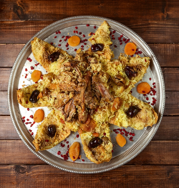 Photo gratuit plov avec de la viande sur la table