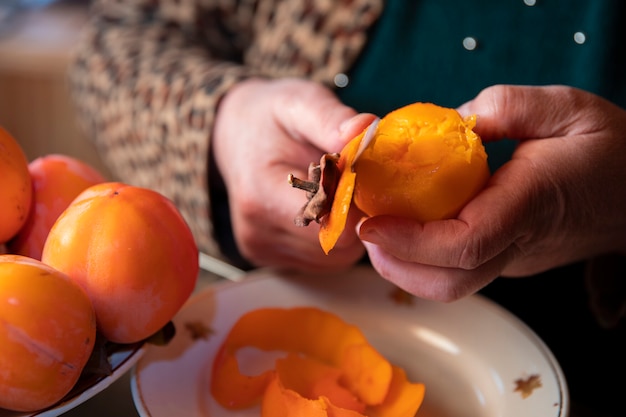 Éplucher les dates de prune jaune avec un couteau