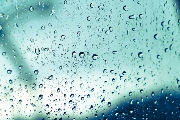 La pluie tombe sur la fenêtre