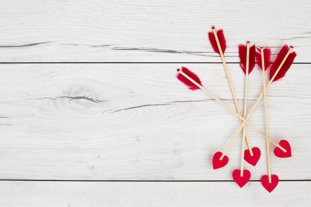 Photo gratuite plumes d'ornement sur baguettes avec petits coeurs