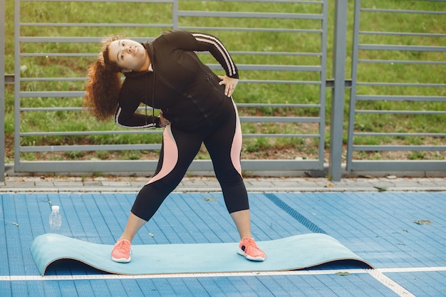 Plus de la taille d'une femme faisant des exercices d'étirement