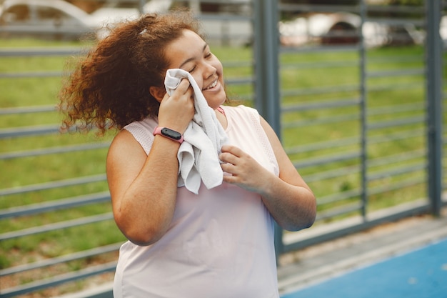 Photo gratuite plus de la taille d'une femme faisant des exercices d'étirement