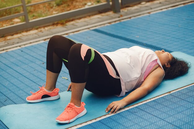 Plus de la taille d'une femme faisant des exercices d'étirement