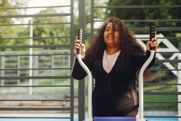 Plus de la taille d'une femme faisant des exercices d'étirement