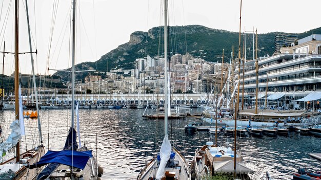 Photo gratuite plusieurs bateaux et yachts amarrés à monaco