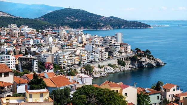 Photo gratuite plusieurs bâtiments situés à kavala, grèce