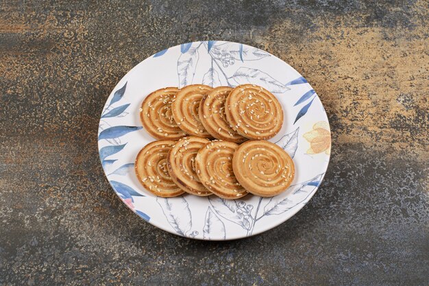 Plusieurs biscuits savoureux sur assiette colorée.