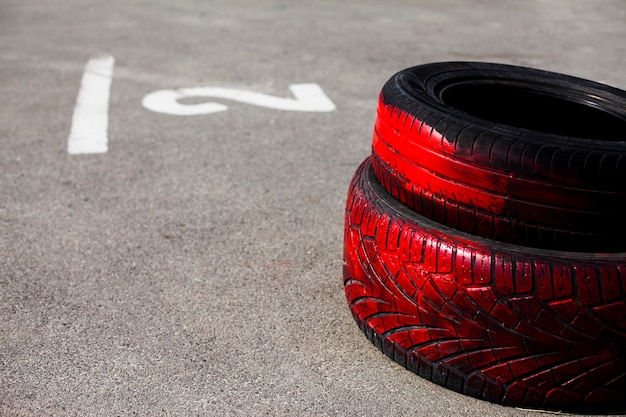 Photo gratuite pneus de voiture peints en rouge sur la route