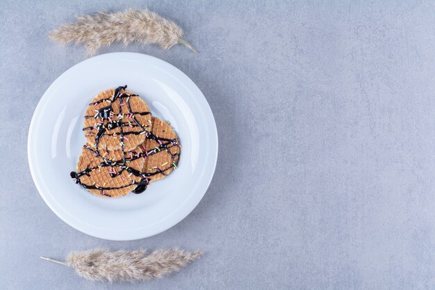 Une poêle de gaufre ronde ruddy avec des pépites et de la crème