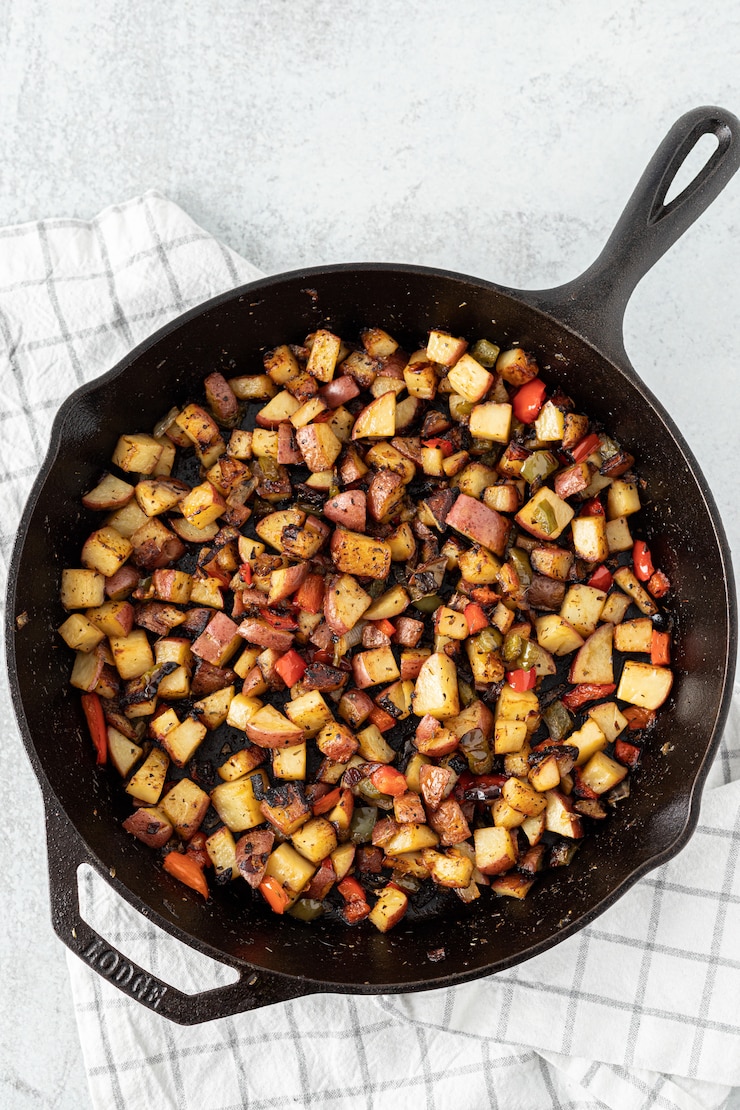 Photo gratuit poêle noire avec des aliments frits