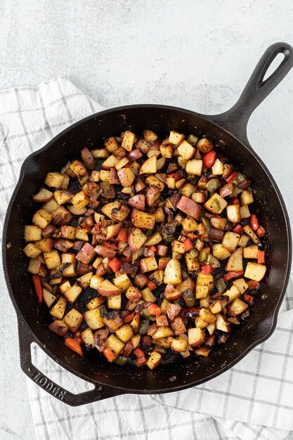 Poêle noire avec des aliments frits