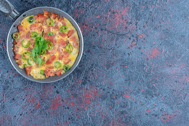 Une poêle d'omelette aux légumes