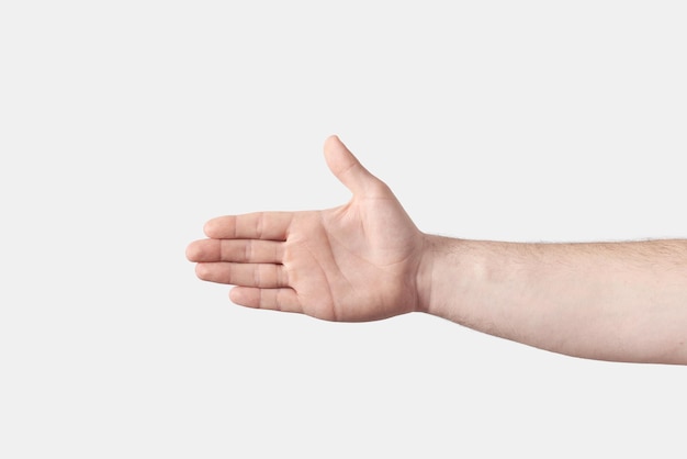 Poignée de main atteignant la main masculine