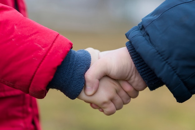 Poignée de main d&#39;enfants