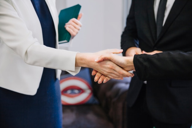 Poignée de main d&#39;homme d&#39;affaires et femme d&#39;affaires