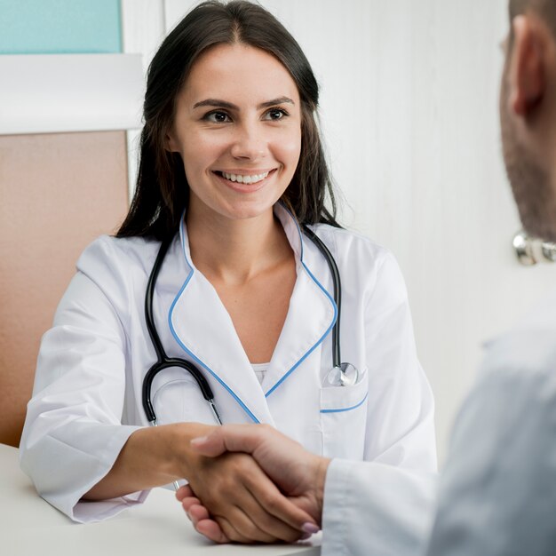 Poignée de main de médecins gaies