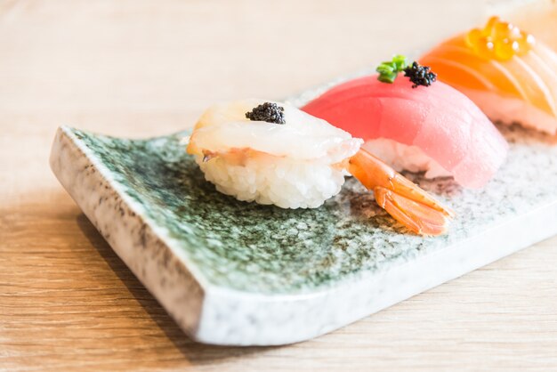 Point de mise au point sélective sur le rouleau de sushi