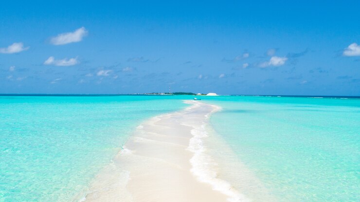 Photo gratuit pointe étroite d'une île recouverte de sable propre avec de l'eau claire des deux côtés