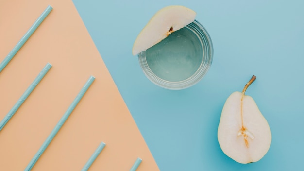 Poire fraîche et jus sur la table