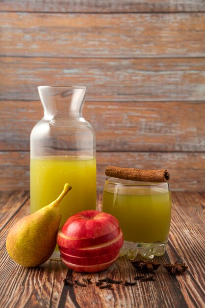 Poire verte et pomme rouge avec un verre de jus