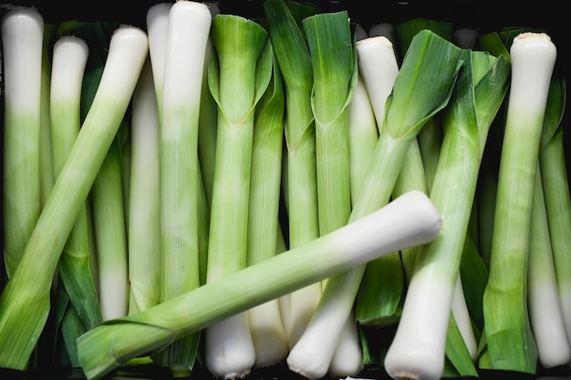 Poireau vert cru dans un supermarché