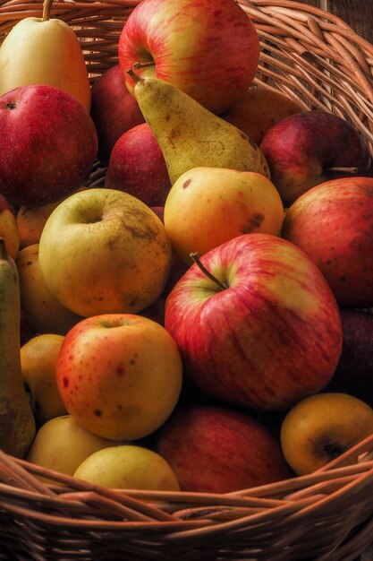 Poires et pommes dans le panier