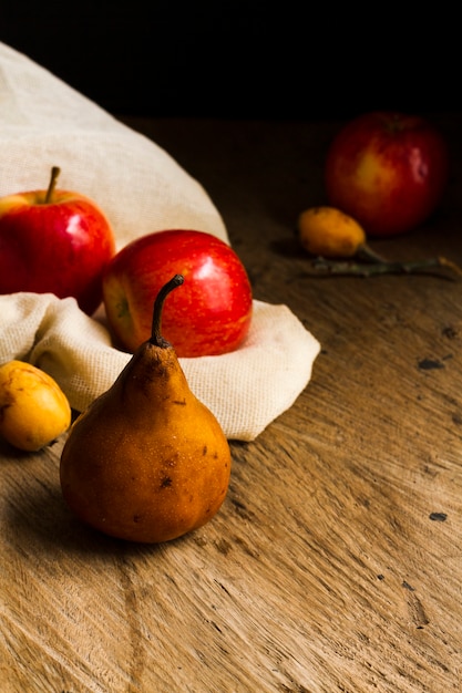 Photo gratuite poires et pommes de face