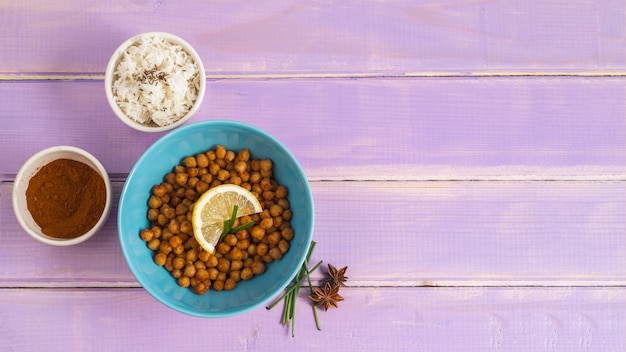 Pois chiche et riz près des épices