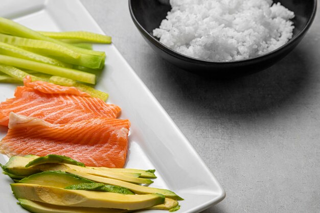 Poisson à angle élevé et avocat sur assiette