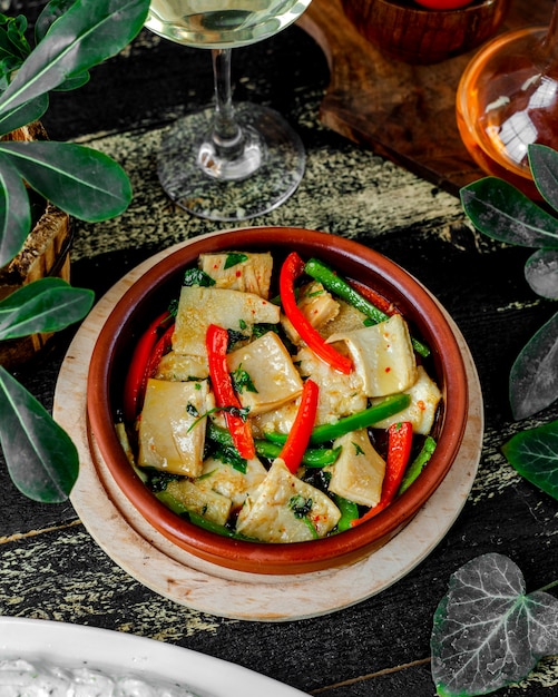 poisson bouilli au poivre rouge et vert dans un bol