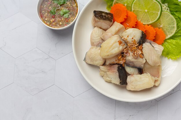 Poisson bouilli avec trempette épicée et légumes