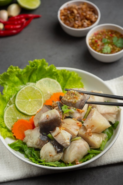 Poisson Bouilli Avec Trempette épicée Et Légumes