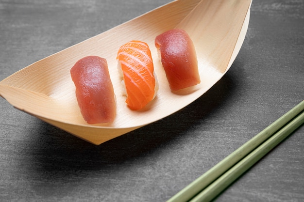 Photo gratuite poisson cru à angle élevé avec riz sur assiette