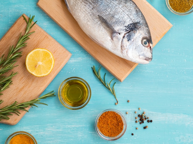 Poisson cru vue de dessus sur une planche de bois