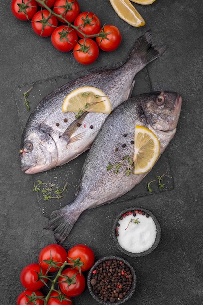 Photo gratuite poisson de daurade fraîche aux tomates cerises