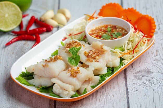 Poisson dolly bouilli avec sauce aux fruits de mer épicée.