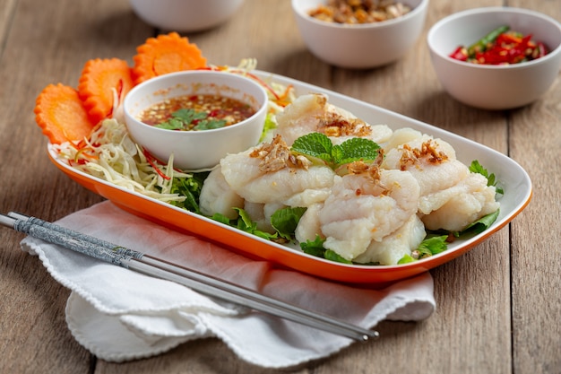 Poisson dolly bouilli avec sauce aux fruits de mer épicée.