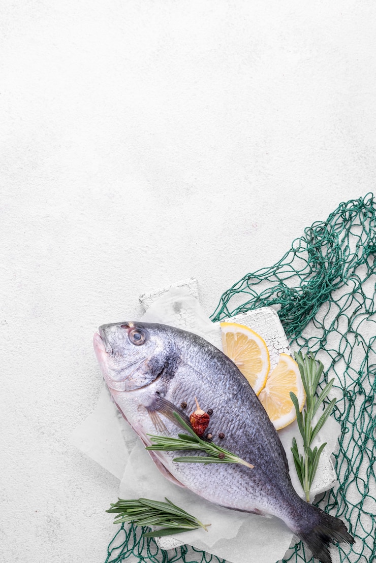 Photo gratuit poisson de dorade fraîche et filet de poisson vert