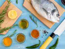 Photo gratuite poisson frais sur une planche de bois prêt à être cuit